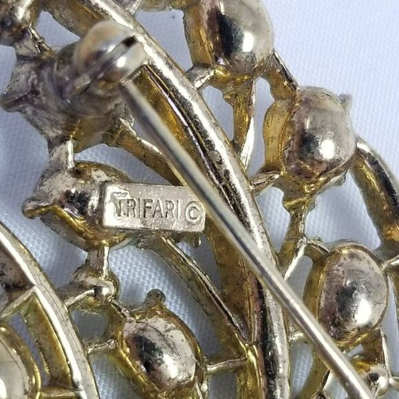 Vintage Trifari Rhinestone Gold Tone Brooch, Scroll Shape, Estate - Picture 4 of 8